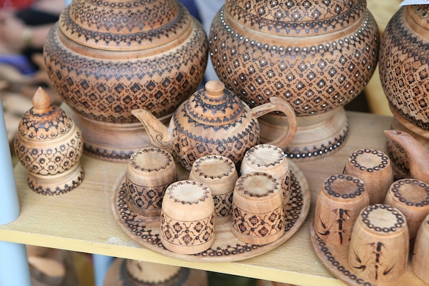 Teekanne und Tasse aus Holzbraun auf dem Markt