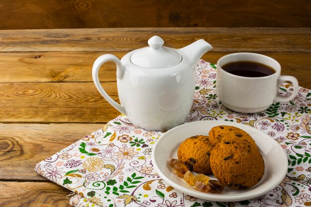 Teekanne und Tasse Tee, Kopienraum