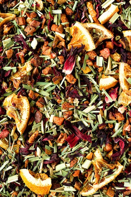 Teekarkade mit Trockenfrüchten und Blumen mischen. Früchtetee und Textur. Ansicht von oben Essen. Bio gesunde Kräuterblätter, Detox Tee.