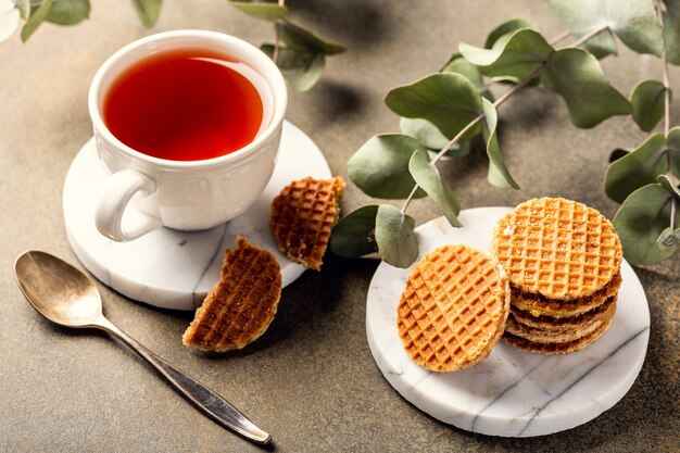 Teekuppe mit Sirupwaffelkekse