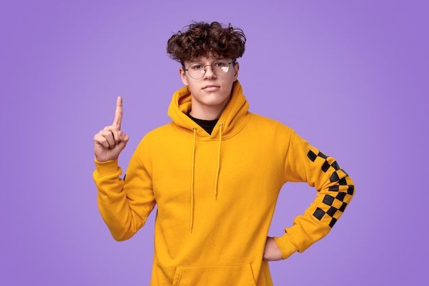 Teen Boy im Hoodie mit Idee