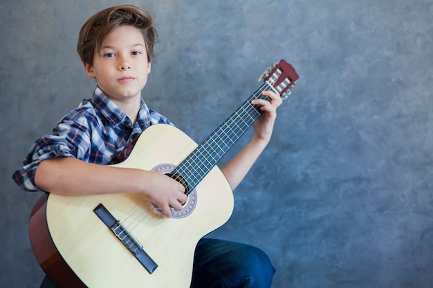 Teen Boy mit Akustikgitarre