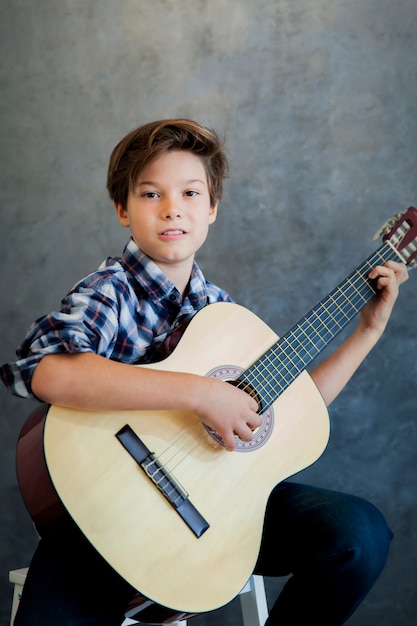 Teen Boy spielt Akustikgitarre