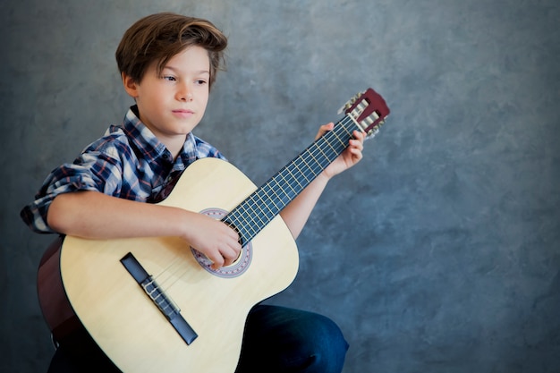 Teen Boy spielt Akustikgitarre