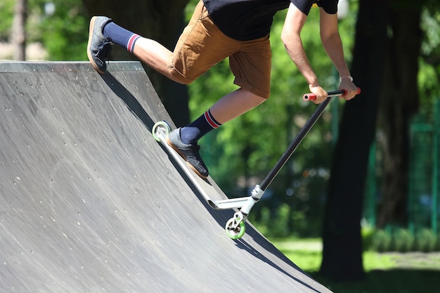 Teen fährt Roller mit spezieller Achterbahn