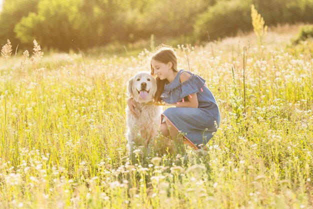 Teen Girl umarmt ihren Golden Retriever