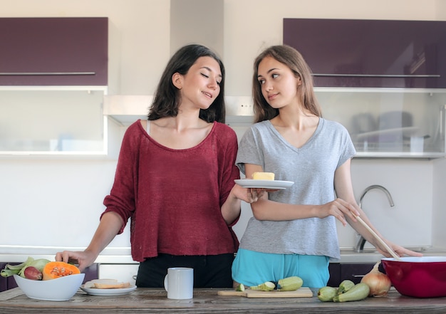 Teen Girls kochen