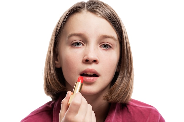 Teen Mädchen malt Lippen mit Lippenstift. Nahansicht. .