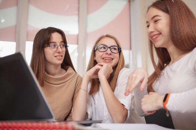 Teenage Klassenkameraden lernen zusammen