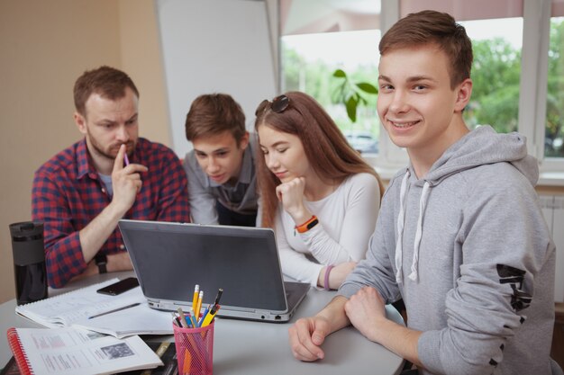 Teenage Klassenkameraden lernen zusammen