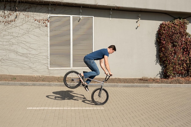 Teenager-BMX-Fahrer führt Tricks im Park aus