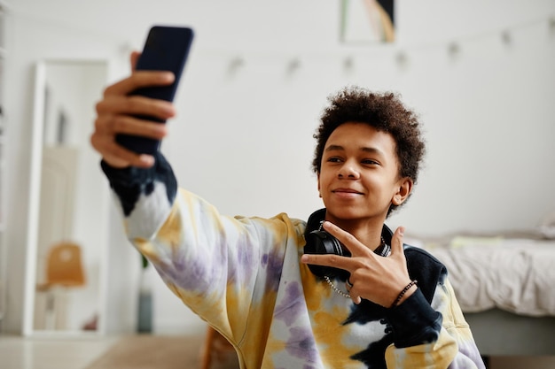 Teenager, der für Social Media-Foto aufwirft