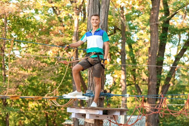 Teenager, der im Abenteuerpark klettert