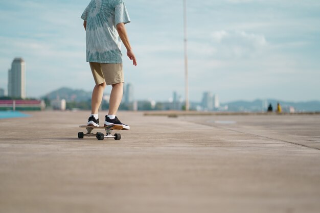 Teenager, der Spaß mit Skateboard hat