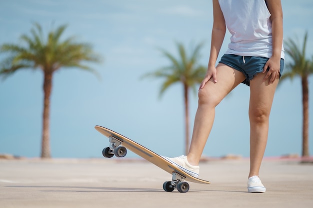 Teenager, der Spaß mit Skateboard hat