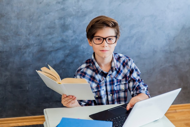 Teenager, der zu Hause am Laptop arbeitet