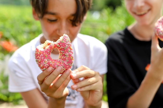 Foto teenager, die donuts essen