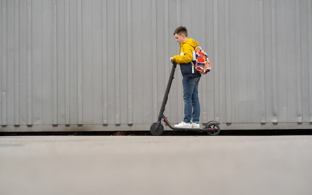 Teenager fährt auf Elektroroller