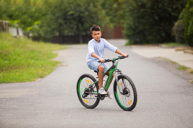 Teenager fährt Fahrrad