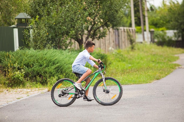 Teenager fährt Fahrrad