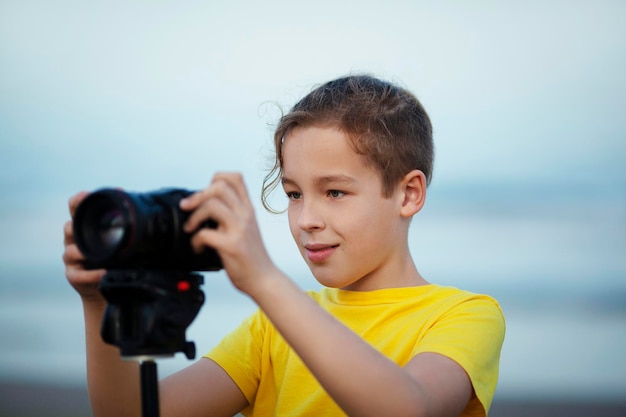 Teenager fotografiert mit Digitalkamera