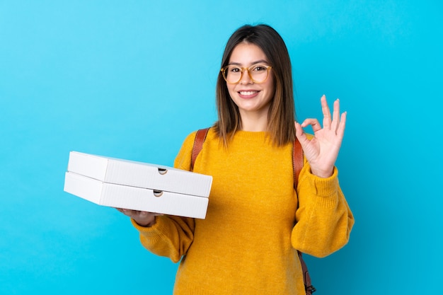 Teenager Frau hält Pizza