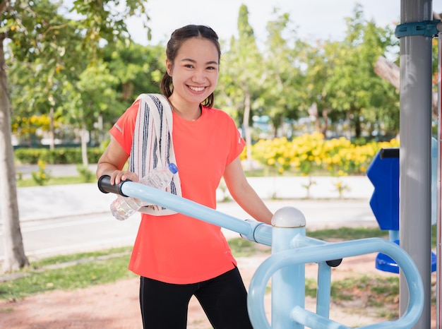 Teenager-Frauen-Übungssportbereich, Fitnessstudio im Freien mit Geräten im Park