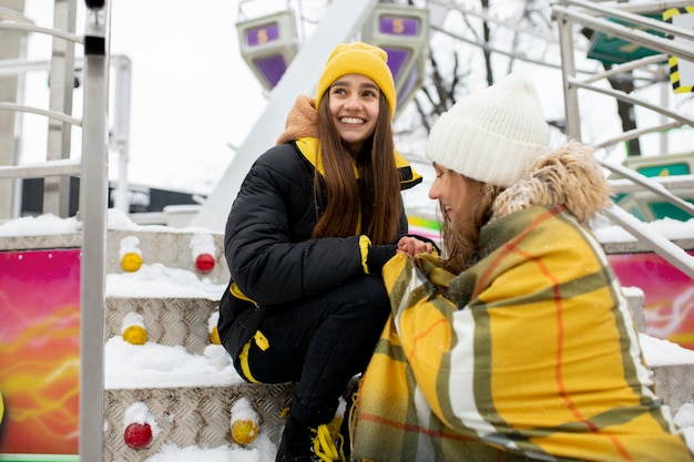 Foto teenager-freunde, die sich im winter amüsieren