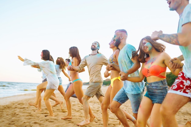 Teenager Freunde haben Spaß beim Holi-Festival Strandparty Feiern des traditionellen indischen Frühlings