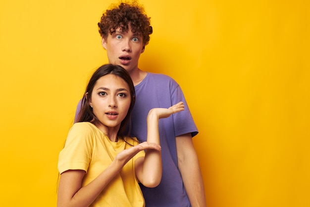 Teenager Freundschaft posiert Spaß Studio gelben Hintergrund unverändert