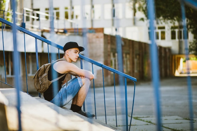 Teenager gehen mit Rucksack Hip-Hop-Teenager gehen auf der Straße