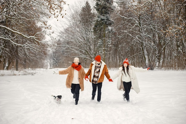 Teenager-Geschwister und ihre Mutter amüsieren sich im Winterpark