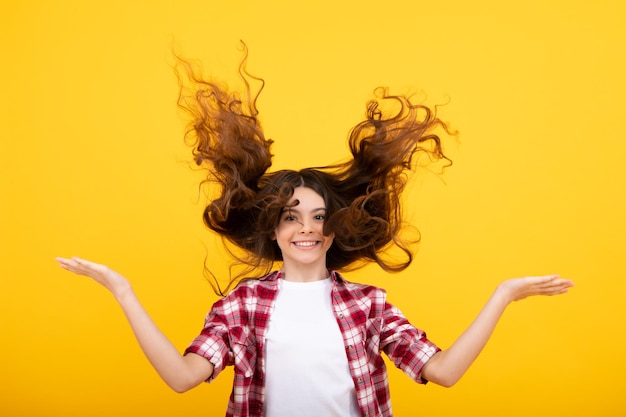 Teenager-Gesicht mit verrückten Bewegung Haar Junge Teenager-Kind mit wallenden Haaren Flatterndes Haar des jugendlich Mädchens in Bewegung Glücklicher Teenager positive und lächelnde Gefühle des jugendlich Mädchens