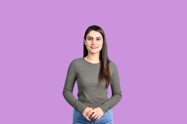 Teenager glücklich Studentin isoliert auf lila Hintergrund indisches pakistanisches Modell