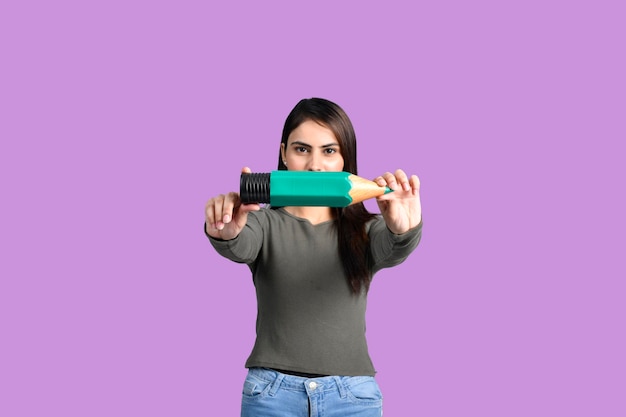 Teenager glücklich Studentin Mädchen vorne Pose halten Farbe Box indische pakistanische Modell