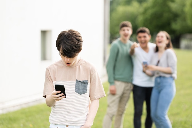 Teenager-Junge leidet unter Cyber-Mobbing