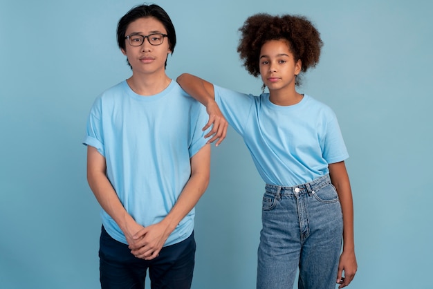 Teenager-Junge und Mädchen posieren zusammen