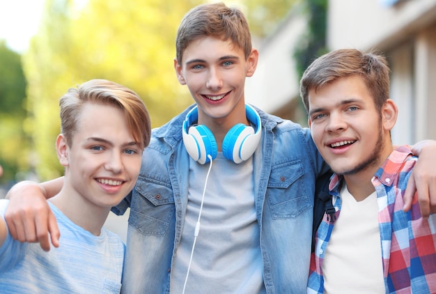 Foto teenager-jungen, die sich im freien selbst machen