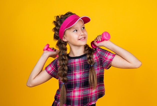 Teenager-Kind in Fitness-Kappe, das Friseur- oder Hantel-Sportgerät-Training hält