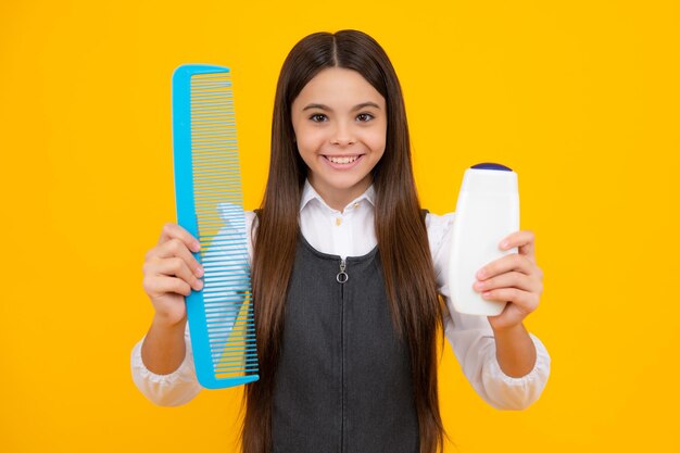 Teenager Kind Mädchen zeigt Flasche Shampoo Conditioner oder Duschgel Haarkosmetikprodukt Flasche für Werbespots für Kopienraum