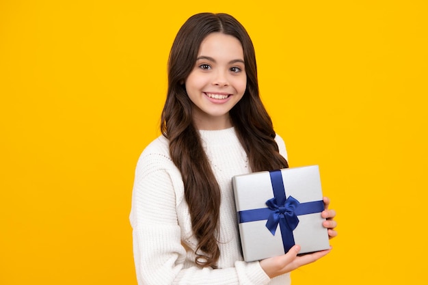 Teenager-Kind mit Präsentkarton Jugendlich Mädchen, das Geburtstagsgeschenk gibt Präsentieren Sie Gruß- und Geschenkkonzept Glückliches Gesicht, positive und lächelnde Emotionen des Teenager-Kindes