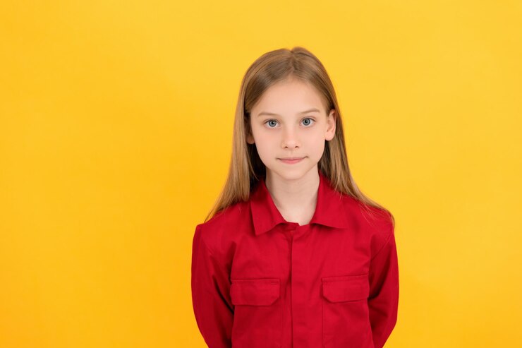 Teenager-Kind mit süßem Gesicht auf gelbem Hintergrund
