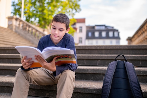 Teenager konzentrierte sich auf das Lesen eines Lehrbuchs