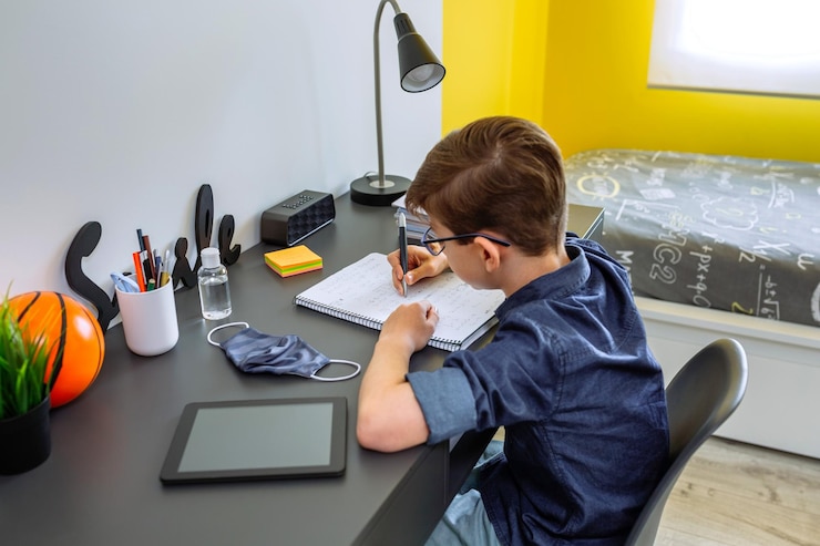 Foto teenager macht hausaufgaben am schreibtisch in seinem zimmer
