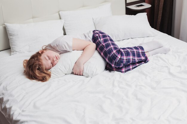 Teenager-Mädchen auf dem Bett