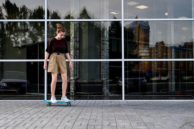 Teenager-Mädchen beim Skateboarden in der Stadt