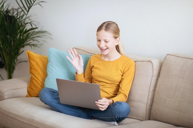 Teenager-Mädchen chatten zu Hause auf der Couch
