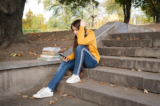 Teenager-Mädchen, das auf den Telefonbildschirm schaut