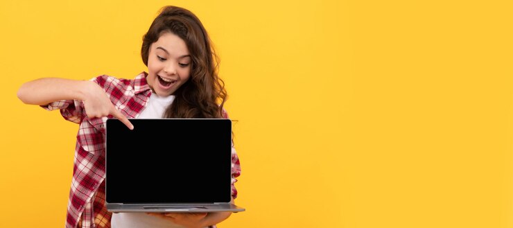 Teenager-Mädchen, das mit dem Finger auf den Laptop auf dem Kopf zeigt Online-Bildung zurück zur Schule Webinar-Werbung Schulmädchenporträt mit horizontalem Laptop-Poster Banner-Header mit Kopierbereich