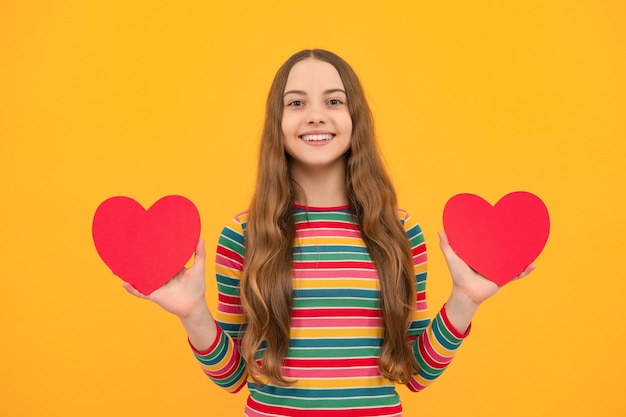 Teenager-Mädchen halten Form Herz Heartshape Zeichen Kind hält ein rotes Herz Liebe Urlaub Valentin Symbol